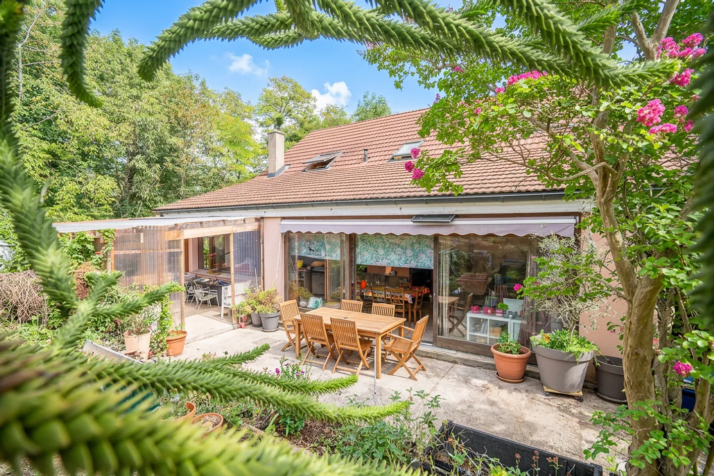 Spacious family home - a property with great renovation potential - Photo 1 of 6
