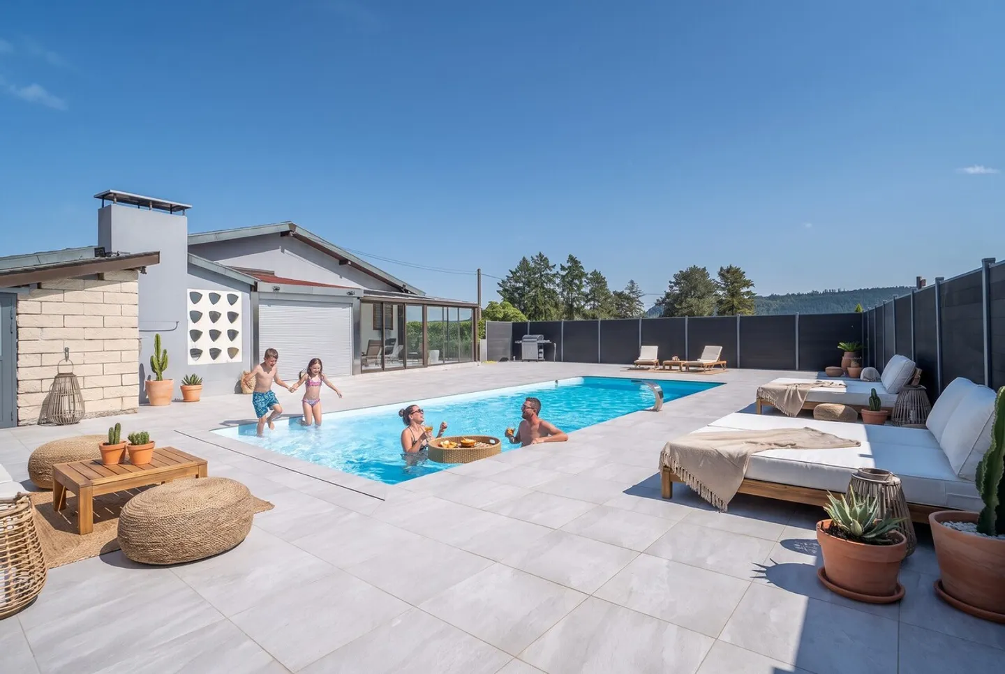 Proprietà familiare con piscina e ampi volumi da convertire - Foto 1 di 6