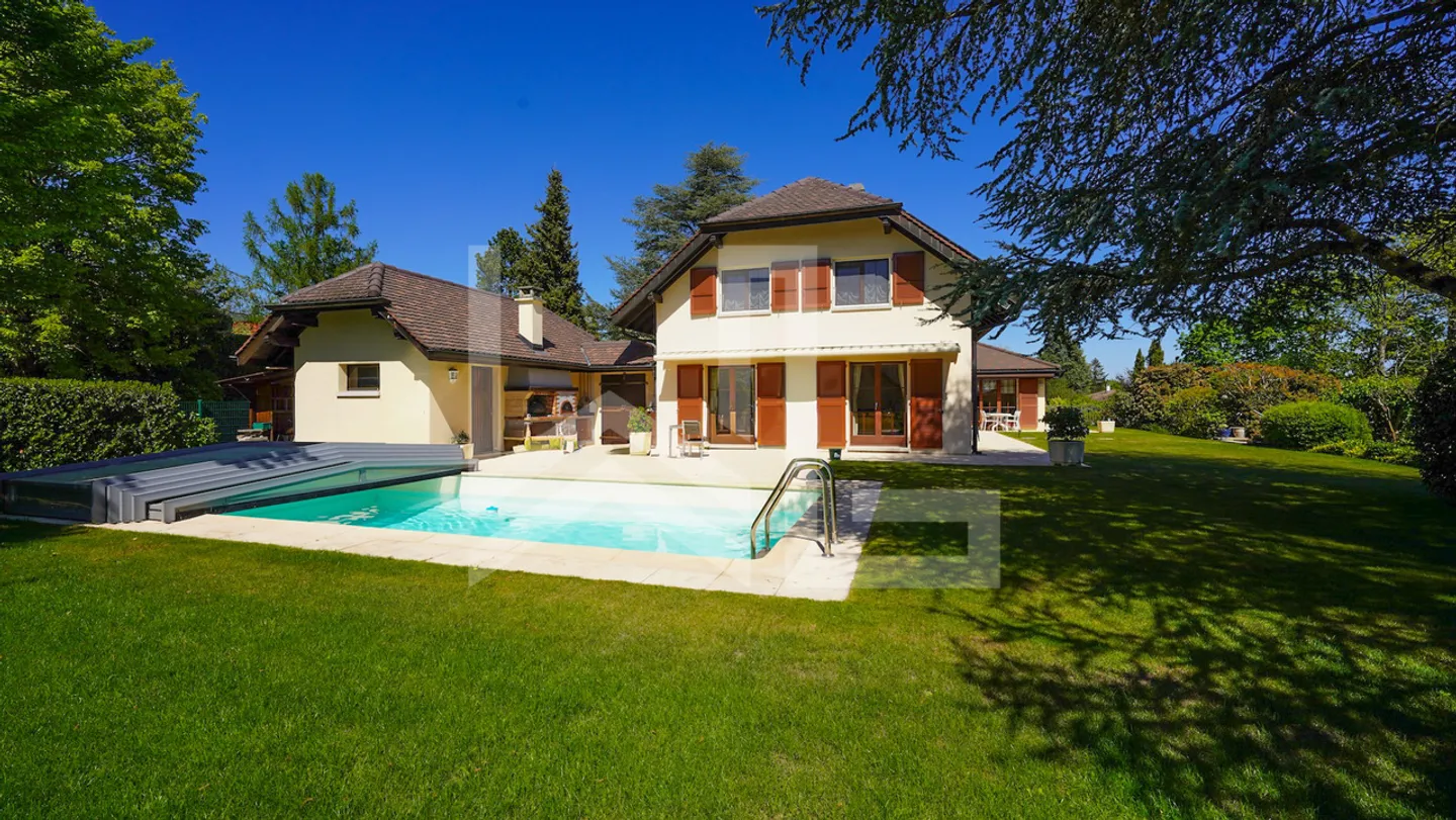 Family villa with large garden - Photo 2 of 13