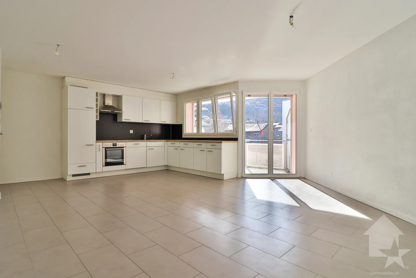 4-Zimmer-Wohnung in der Nähe von Annehmlichkeiten und Bahnhof - Foto 2 von 6