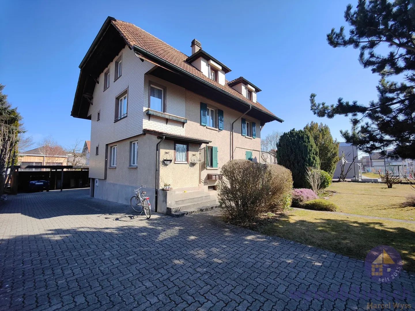 Geräumige Dachwohnung, zentrale Lage - Foto 2 von 13