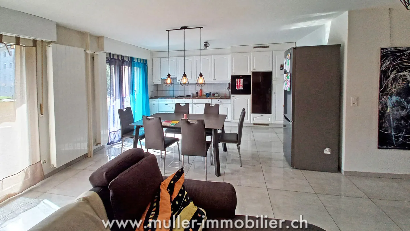 Atypisches Duplex mit Balkon, abseits des Verkehrs und in der Nähe von Annehmlichkeiten - Foto 3 von 12