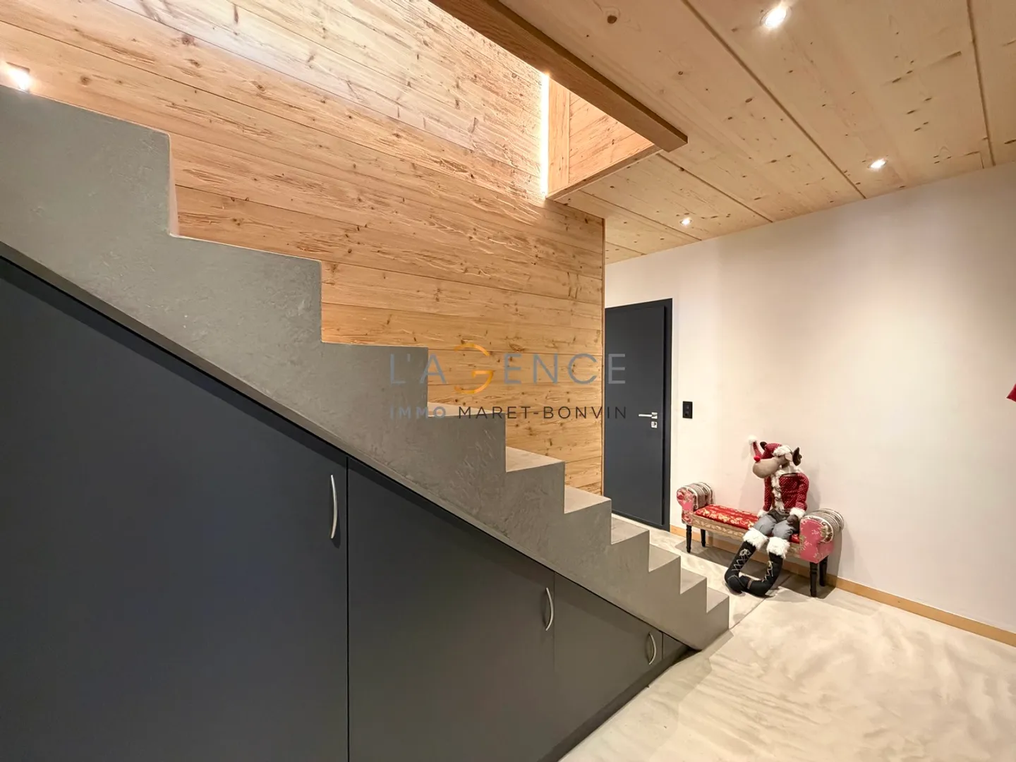 EXCEPTIONAL CHALET WITH PANORAMIC VIEW - Photo 8 of 13
