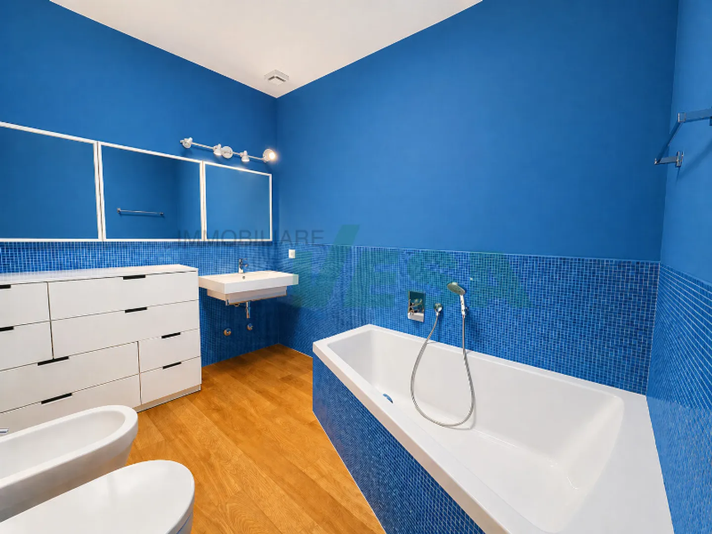 Elegante 5,5-Zimmer-Wohnung mit schöner Aussicht und privatem Garten - Foto 13 von 13