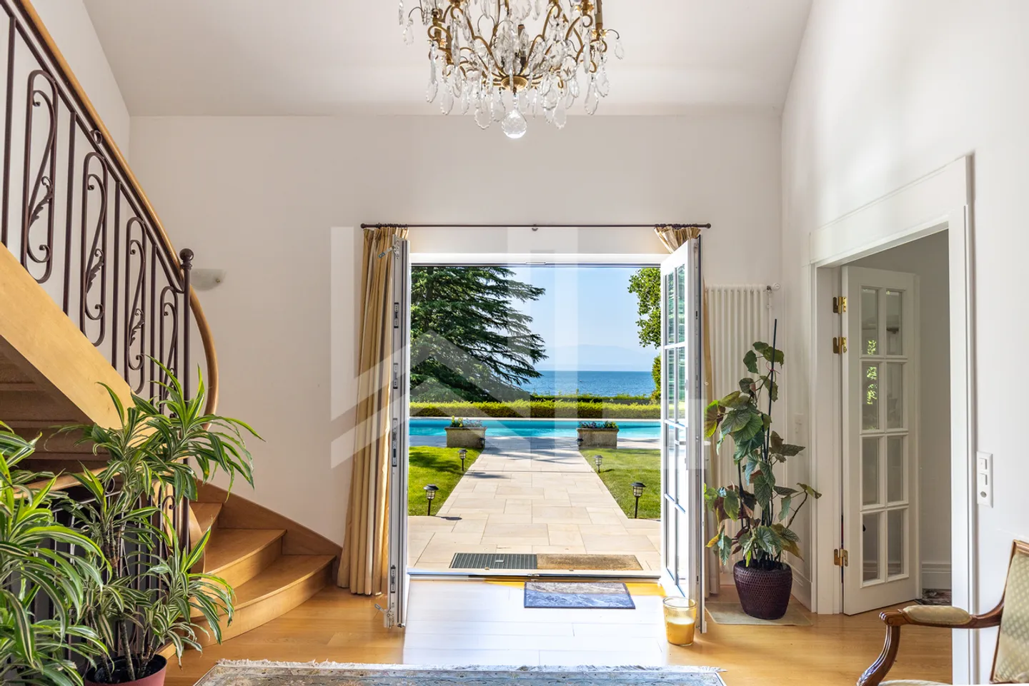 Elegant discreet property by the lake, near Rolle center - Photo 4 of 10