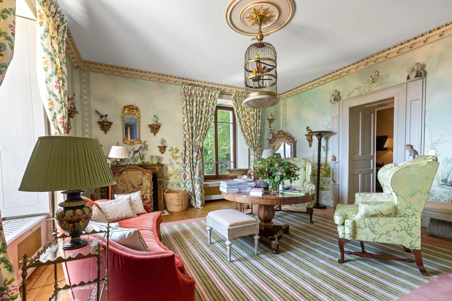 Majestätisches Schloss mit Panoramablick auf den See, nahe Nyon - Foto 3 von 9