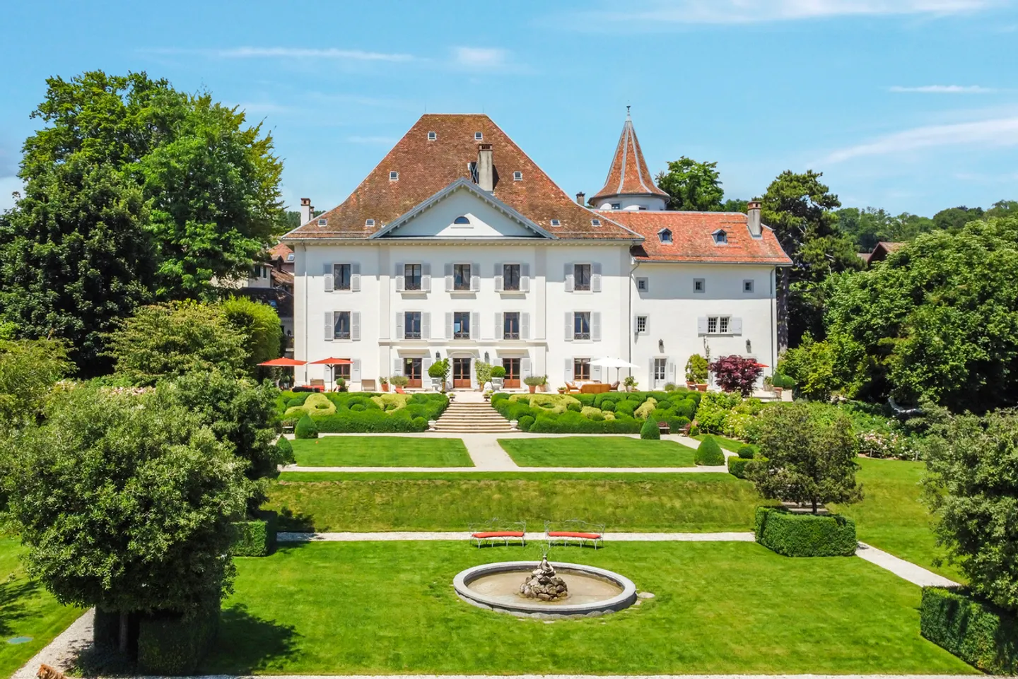 Majestätisches Schloss mit Panoramablick auf den See, nahe Nyon - Foto 1 von 9