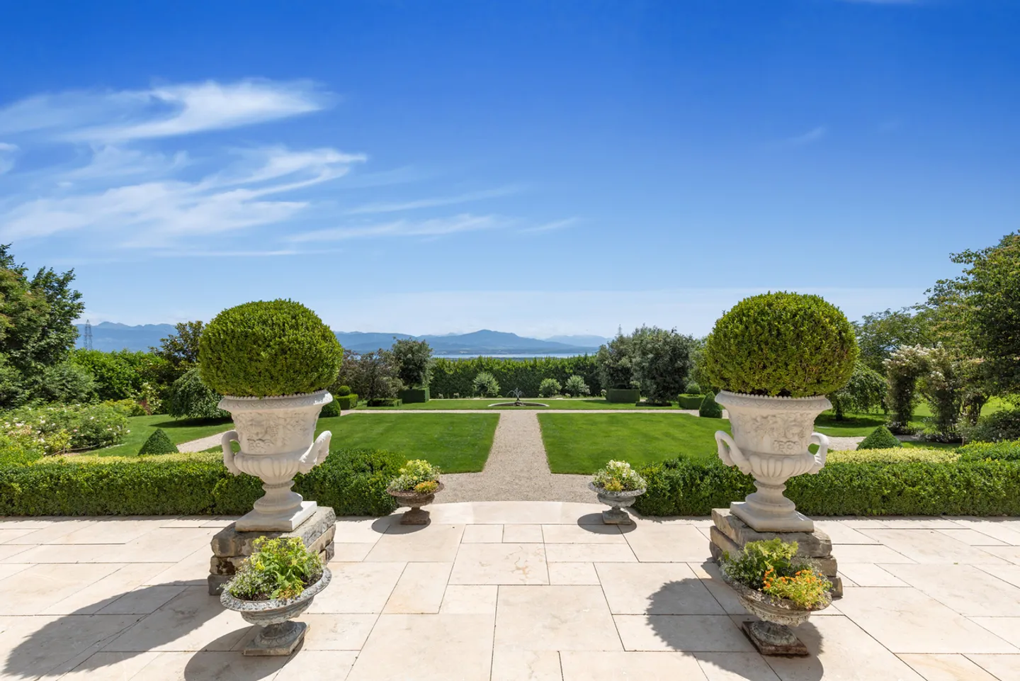 Majestätisches Schloss mit Panoramablick auf den See, nahe Nyon - Foto 2 von 9
