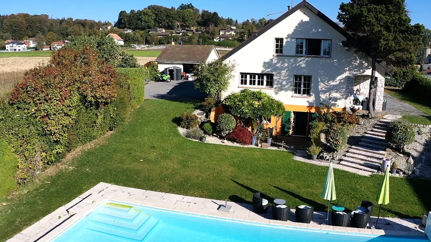 Grande proprietà familiare con piscina situata a Mont-sur-Lausanne - Foto 2 di 13