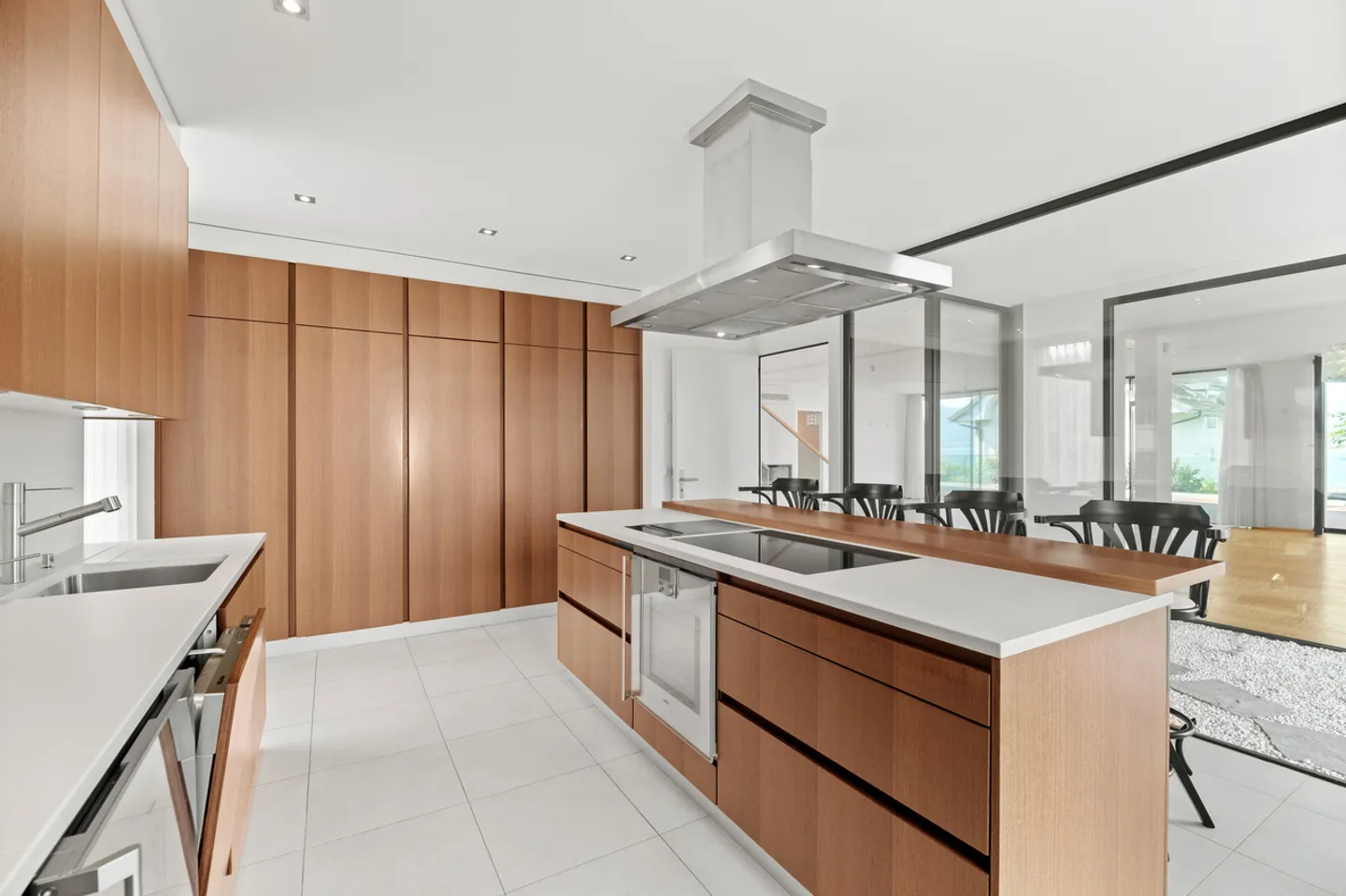 High-end duplex with panoramic view, 2nd line of the lake - Photo 5 of 9