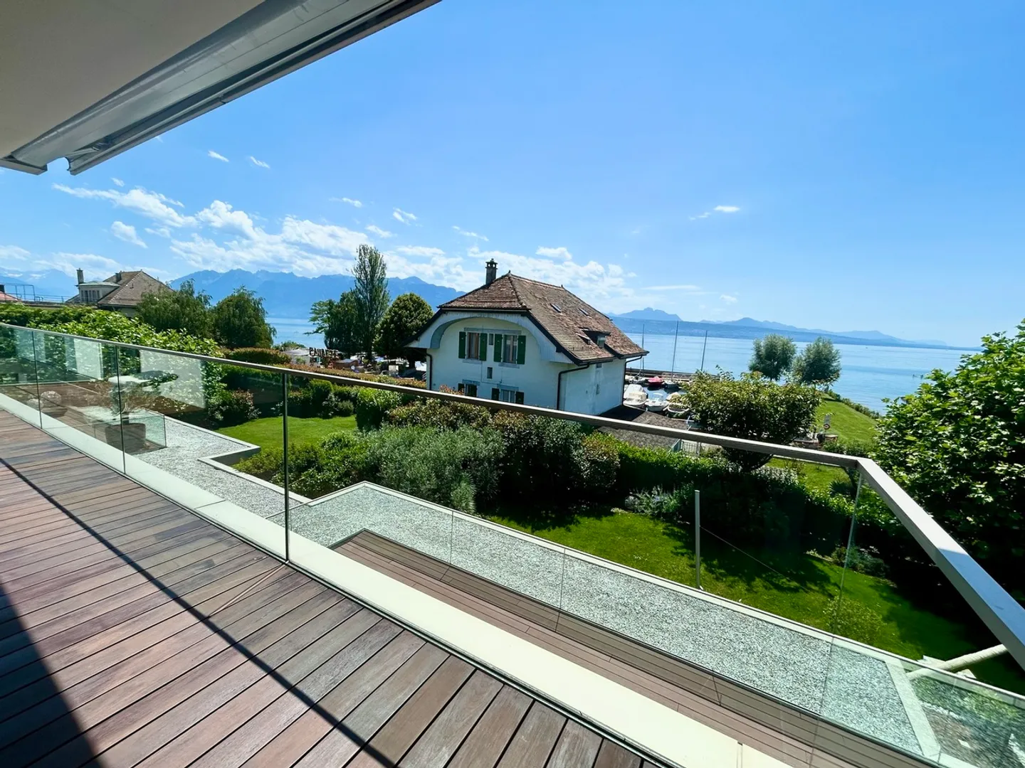 High-end duplex with panoramic view, 2nd line of the lake - Photo 9 of 9
