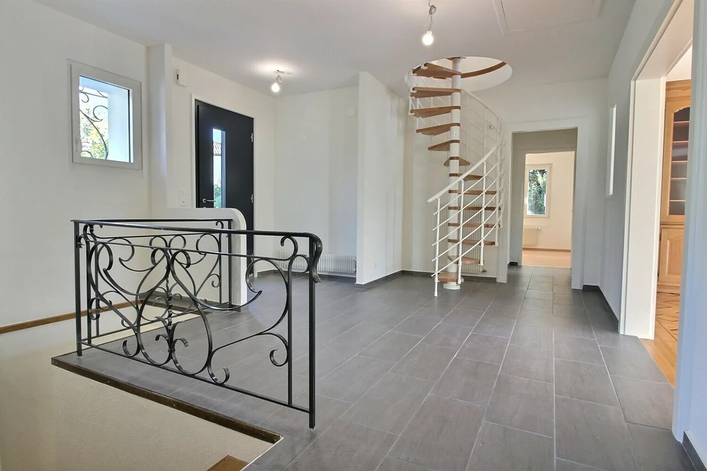 Bella casa familiare e spaziosa situata a Mont-sur-Lausanne - Foto 2 di 13