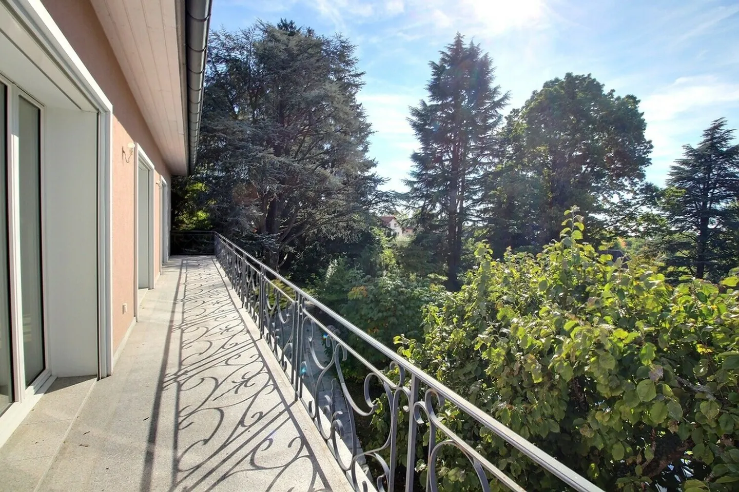 Bella casa familiare e spaziosa situata a Mont-sur-Lausanne - Foto 4 di 13