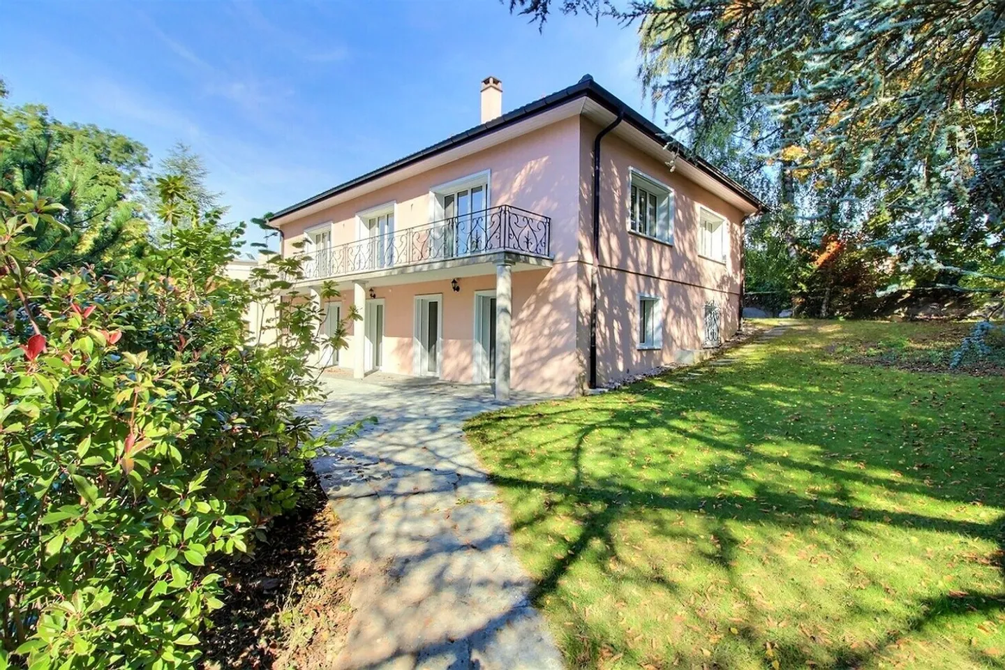 Bella casa familiare e spaziosa situata a Mont-sur-Lausanne - Foto 1 di 13