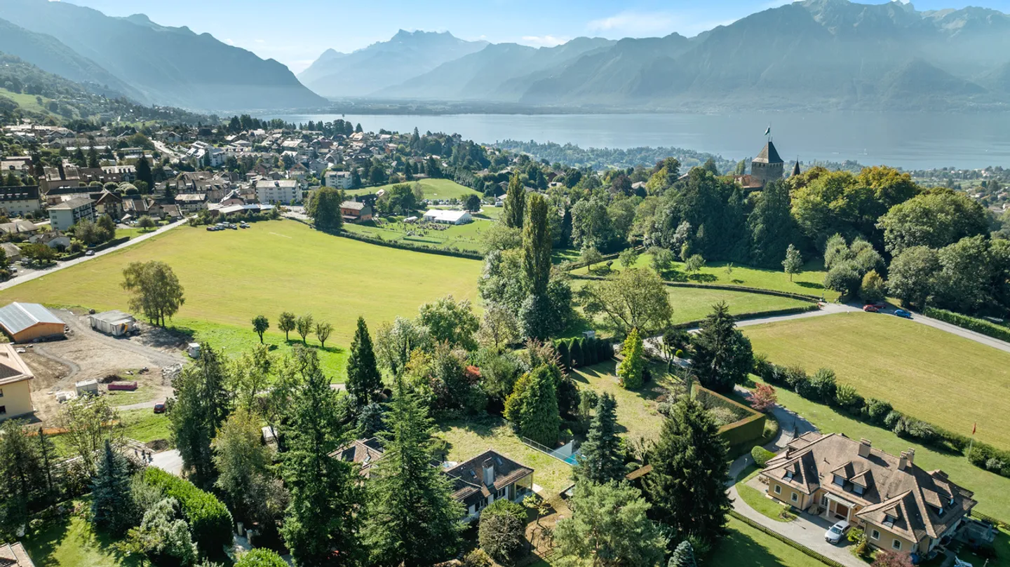 Proprietà di carattere con vista e piscina interna a St-Légier - Foto 2 di 13