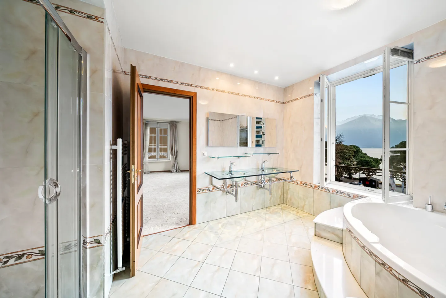Bell'appartamento duplex con vista lago nel centro di Montreux - Foto 11 di 13