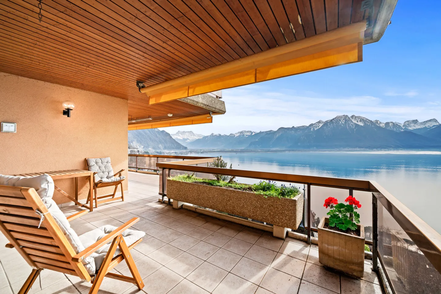 Superb apartment with panoramic view in Montreux - Photo 1 of 13