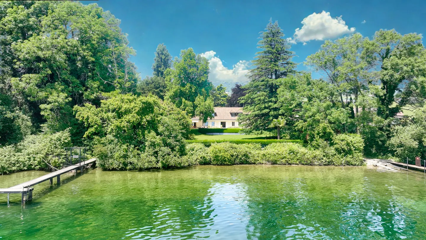 Proprietà "piedi nell'acqua" con piscina vicino a Rolle - Foto 1 di 13