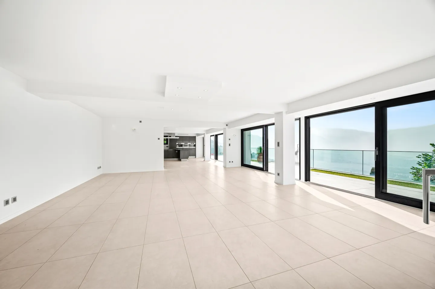 Ein atemberaubender Blick über die Höhen von Chardonne mit Pool - Foto 3 von 13