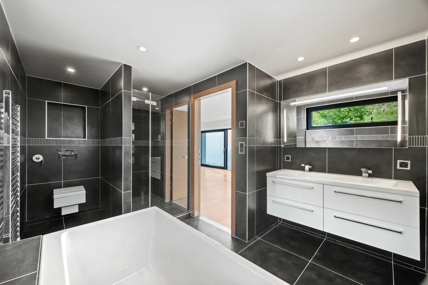 Ein atemberaubender Blick über die Höhen von Chardonne mit Pool - Foto 9 von 13