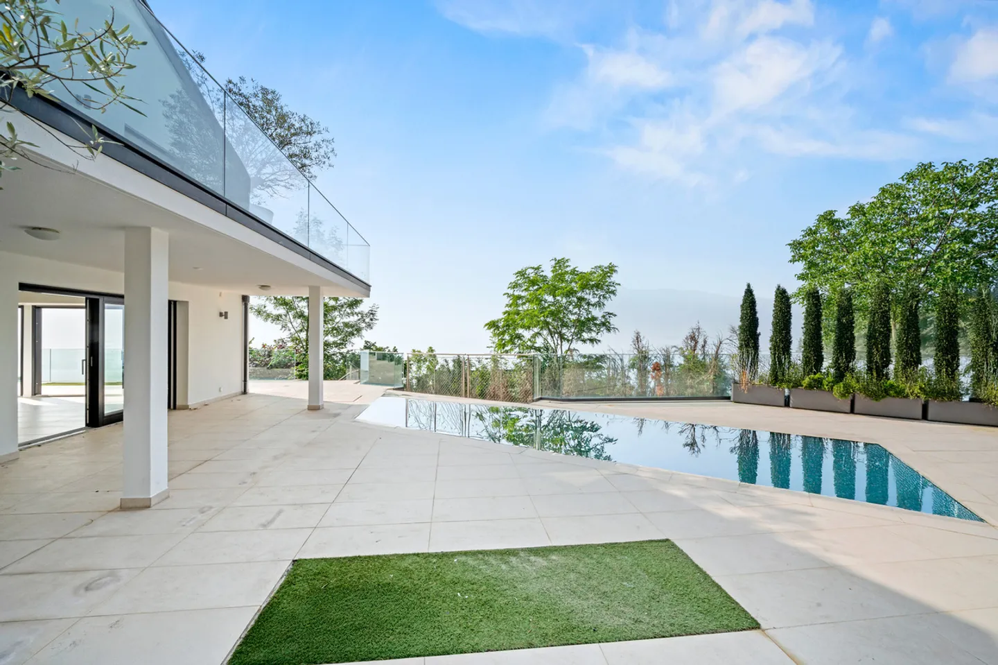 Ein atemberaubender Blick über die Höhen von Chardonne mit Pool - Foto 6 von 13