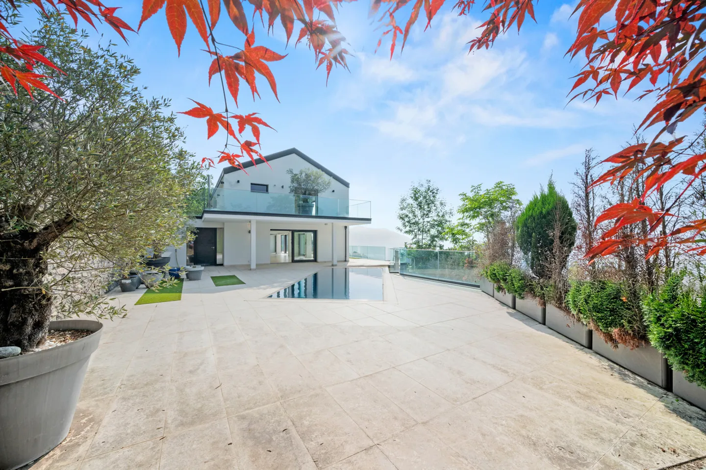 Ein atemberaubender Blick über die Höhen von Chardonne mit Pool - Foto 1 von 13