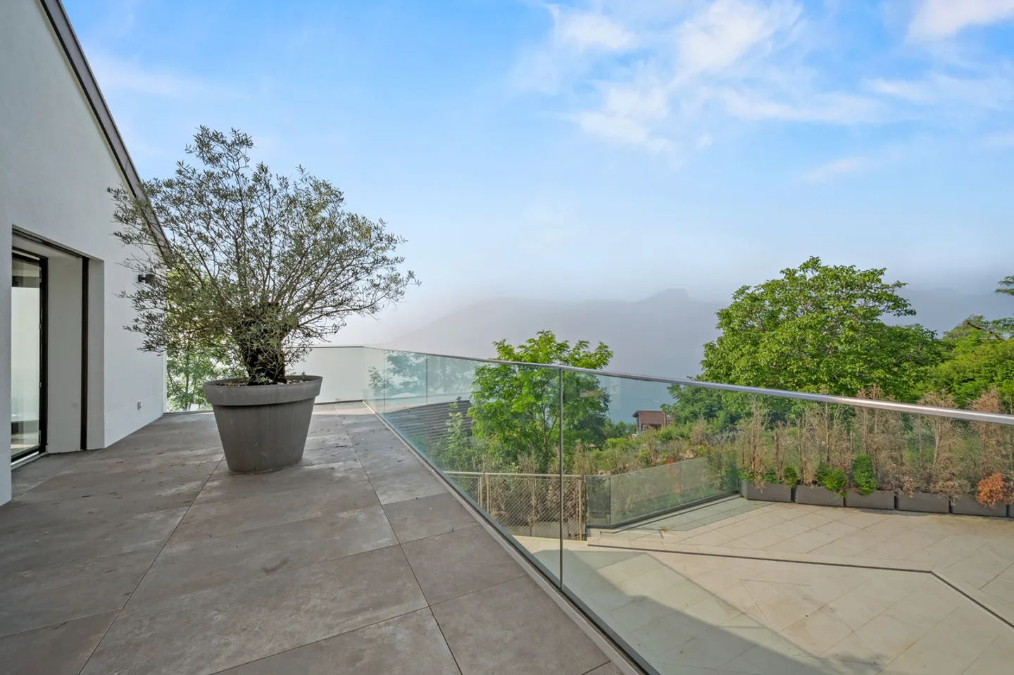 Ein atemberaubender Blick über die Höhen von Chardonne mit Pool - Foto 11 von 13