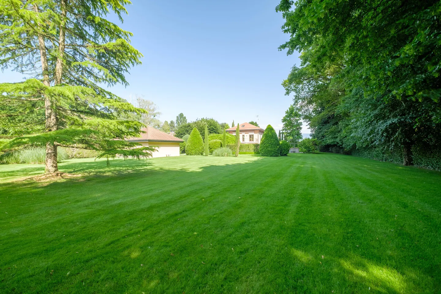 Spaziosa villa familiare con splendido giardino paesaggistico e piscina, Mies - Foto 1 di 13
