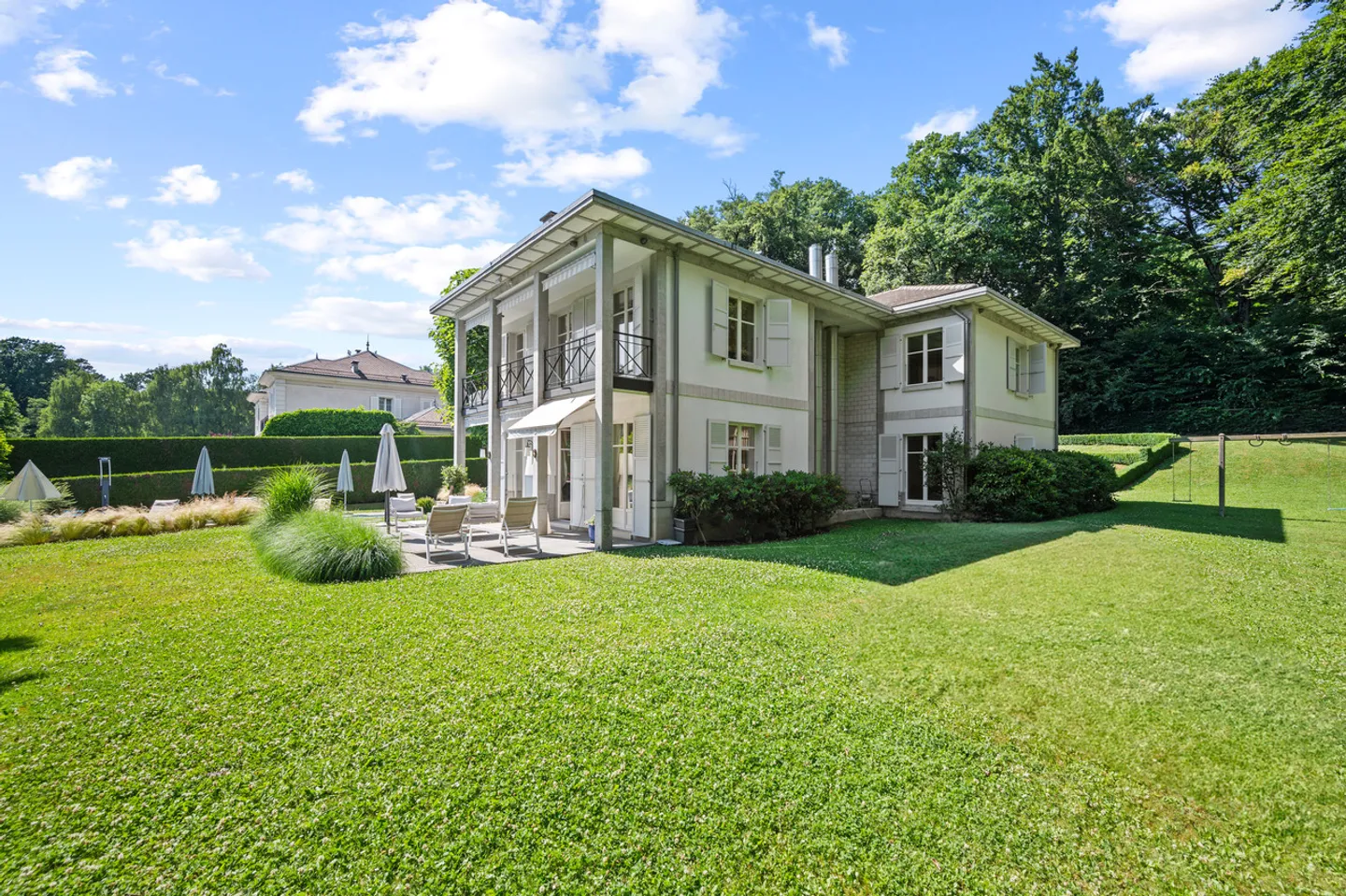 Elegant property with swimming pool in a green setting in Lausanne - Photo 3 of 13