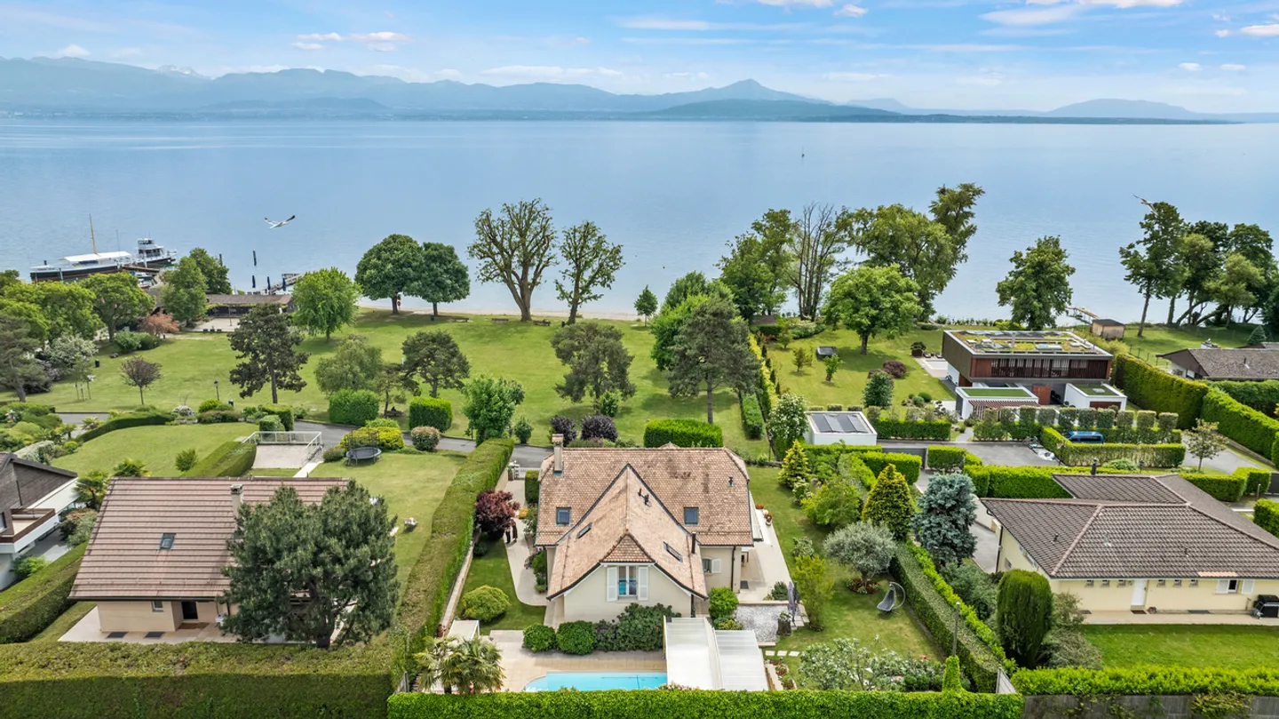 Proprietà fronte lago con piscina a Perroy - Foto 1 di 13