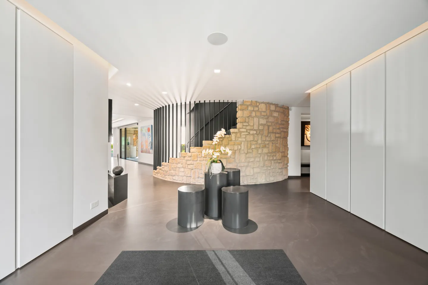 Stunning property with lake view and indoor pool in Givrins - Photo 3 of 13