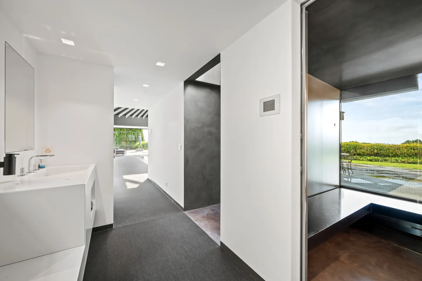 Stunning property with lake view and indoor pool in Givrins - Photo 12 of 13