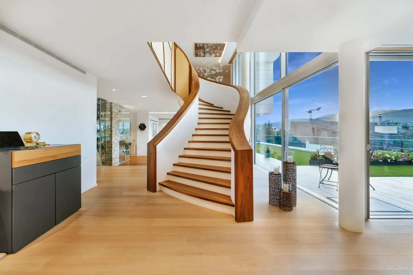 Außergewöhnliche Villa - Zeitgenössisches Design und Hochwertige Ausstattung - Foto 4 von 12