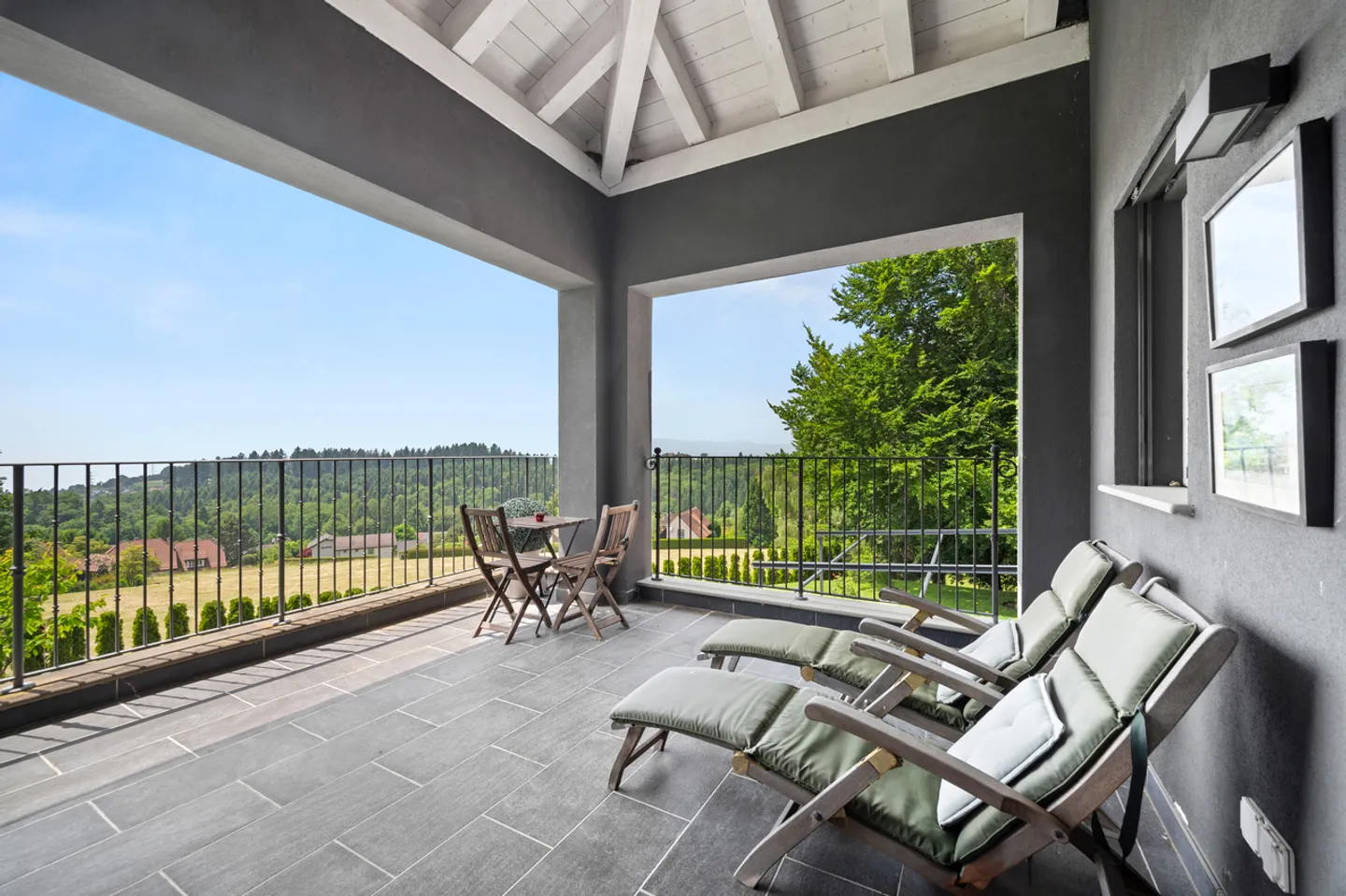 Elegant family property, without nuisance and with lake view. - Photo 12 of 13