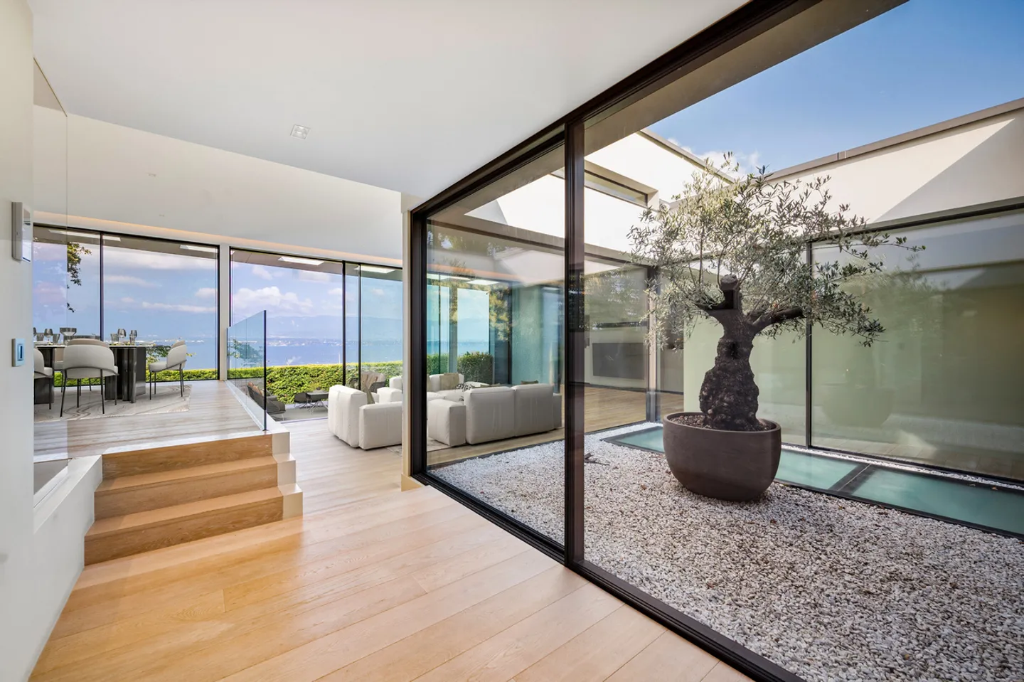 Außergewöhnliche zeitgenössische Villa mit Seeblick und privatem Zugang, Anières - Foto 4 von 13
