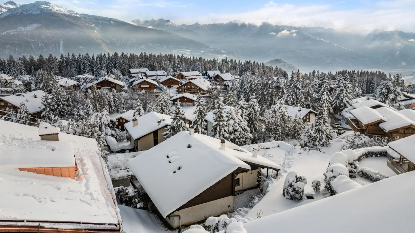 Chalet avec vue sur les Alpes et potentiel exceptionnel - Photo 2 sur 13