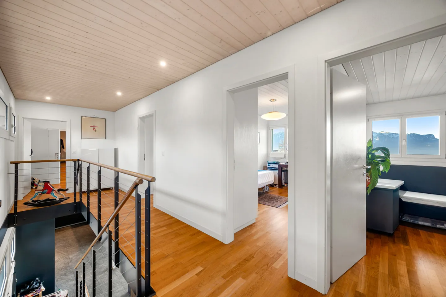 Living as a family with a breathtaking view of the lake and the Alps - Photo 10 of 13