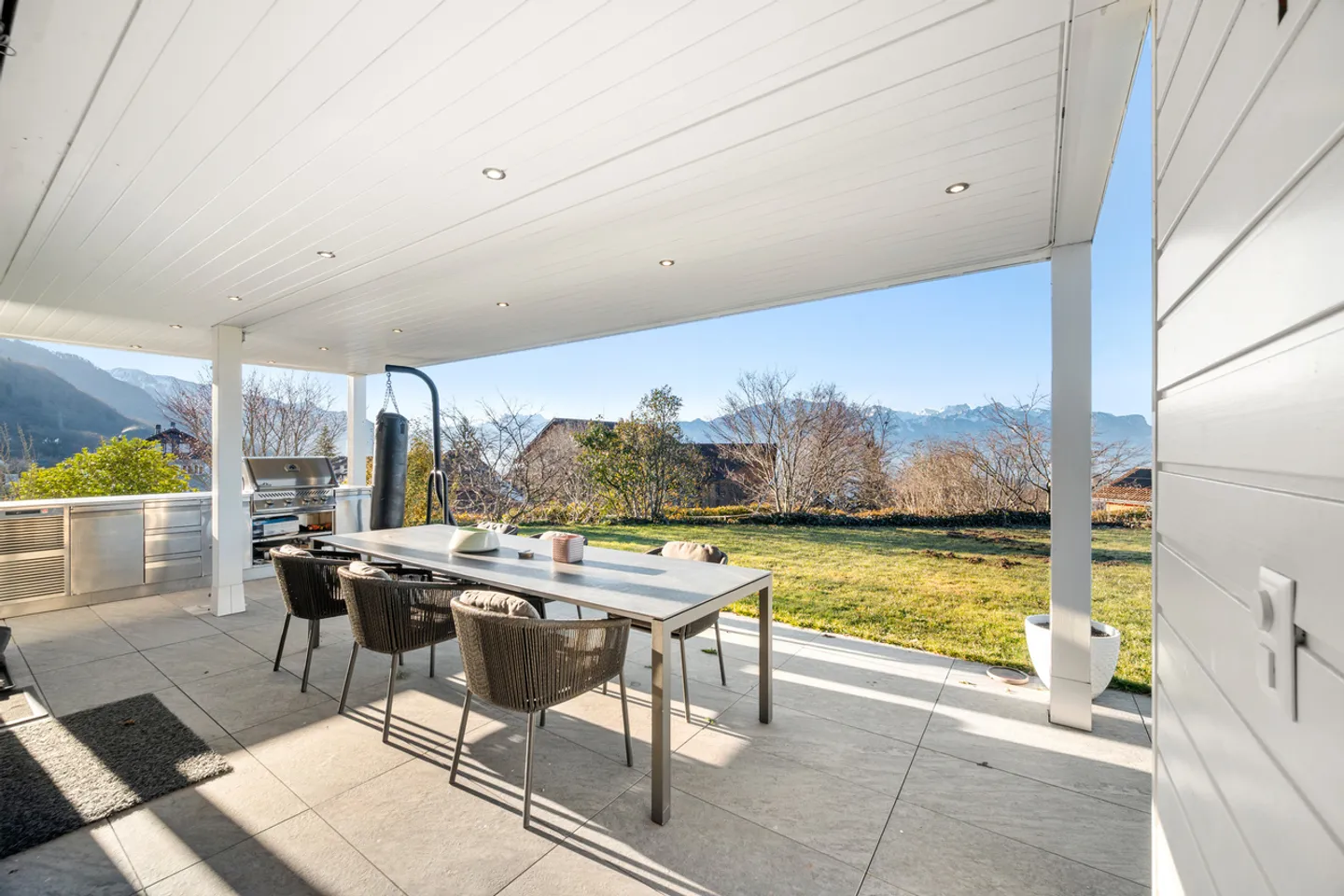 Living as a family with a breathtaking view of the lake and the Alps - Photo 4 of 13