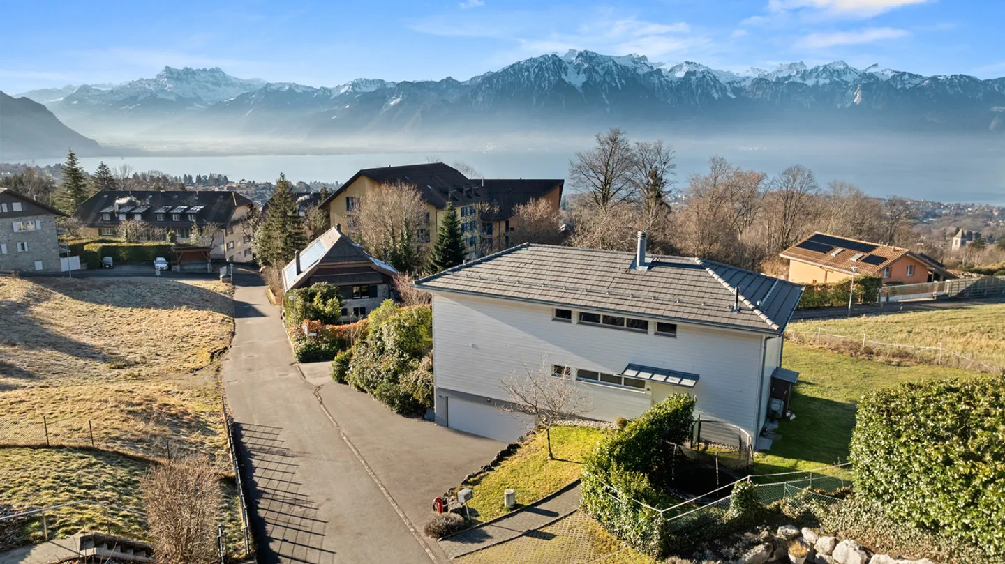 Living as a family with a breathtaking view of the lake and the Alps - Photo 9 of 13