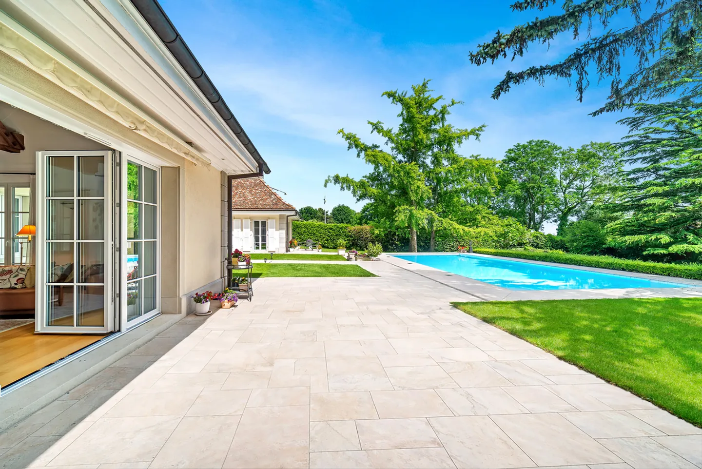 Property "feet in the water" with pool near Rolle - Photo 3 of 13