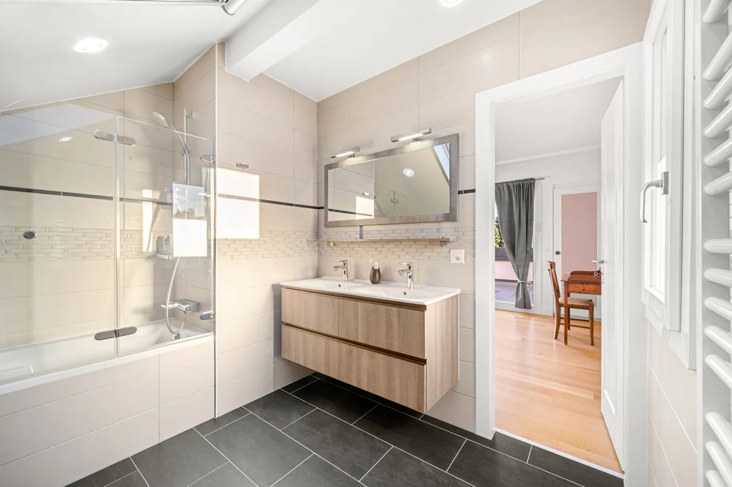 Very beautiful individual villa with swimming pool just steps from the lake in Crans - Photo 7 of 13