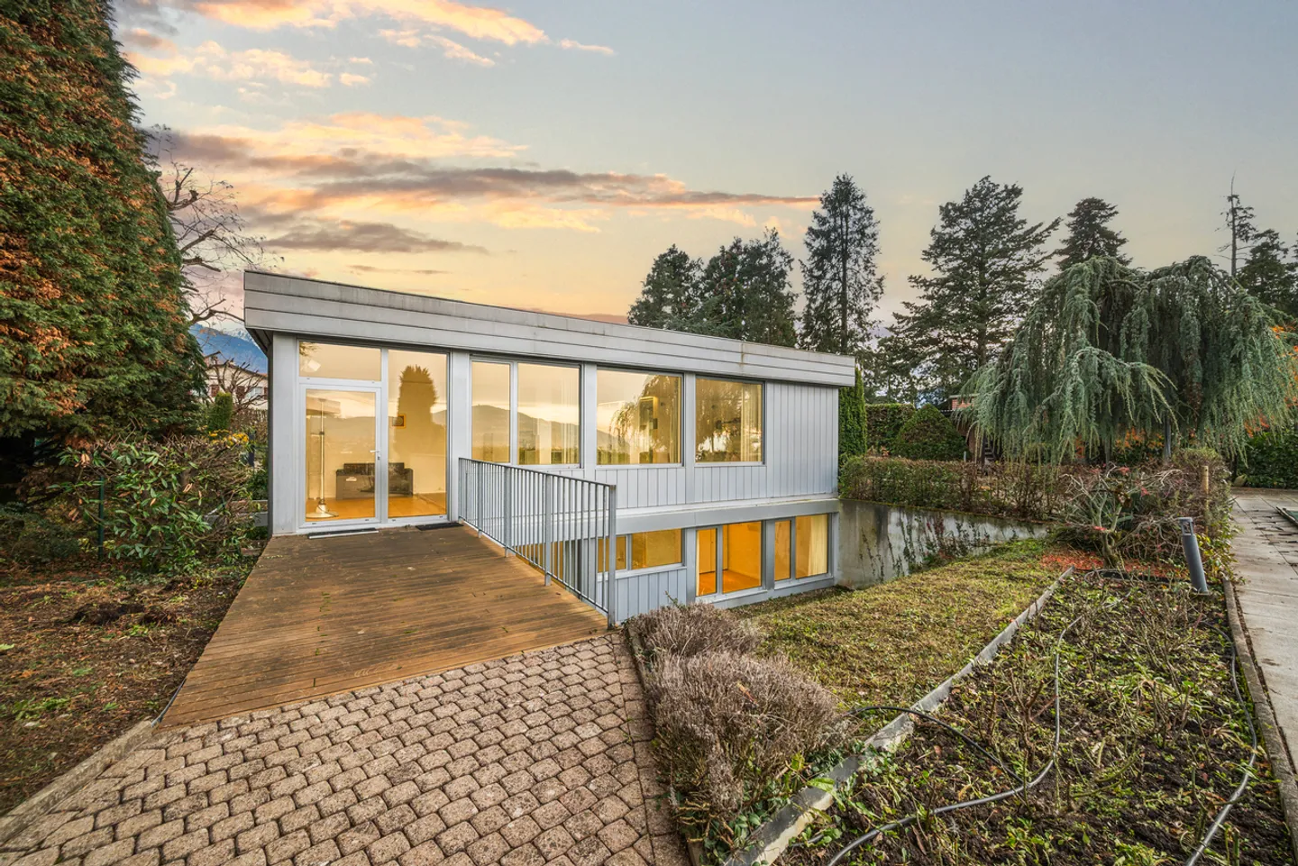 Superb single-storey villa with 3 apartments in Montreux - Photo 1 of 13