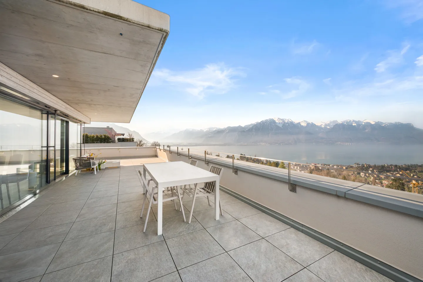 Superbo attico moderno con vista panoramica vicino a Montreux - Foto 1 di 13