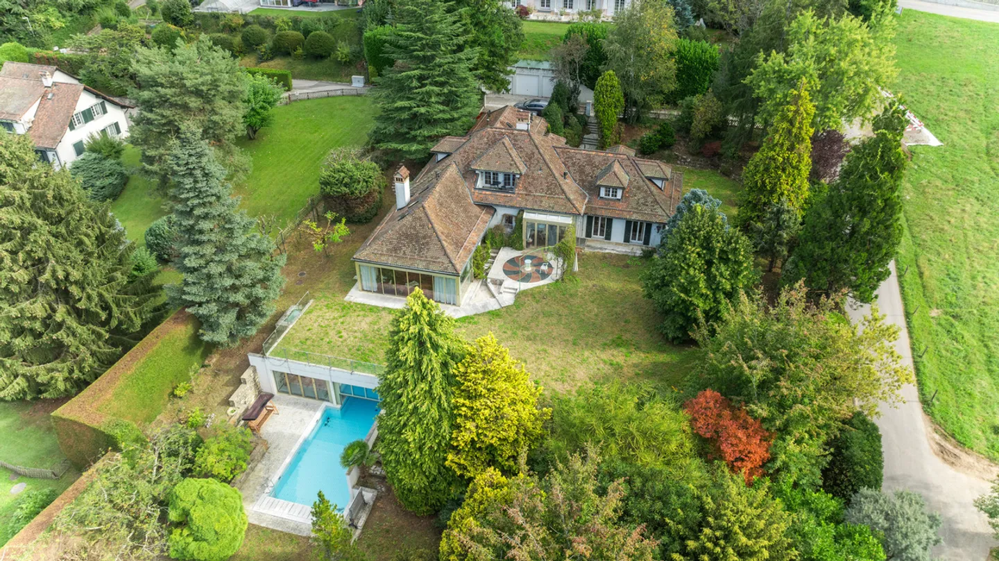 Propriété de charme à rénover, vue et piscine intérieure à St-Légier - Photo 2 sur 13