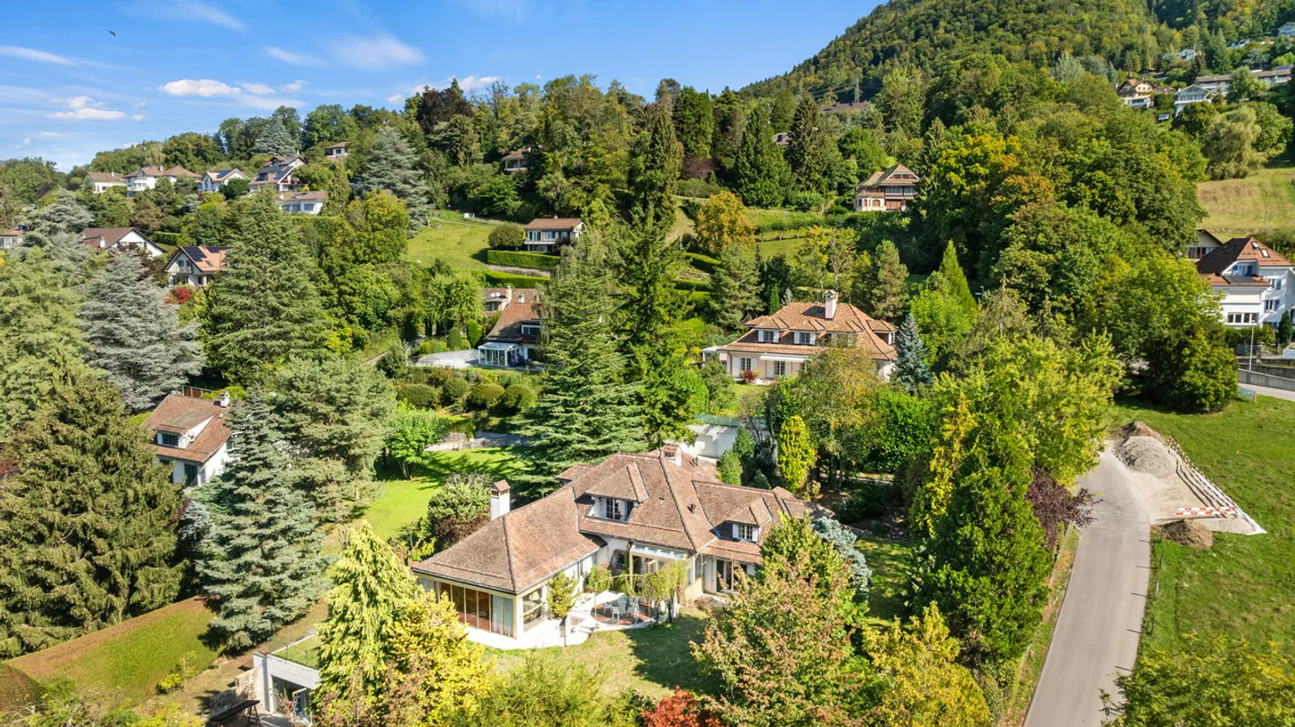 Propriété de charme à rénover, vue et piscine intérieure à St-Légier - Photo 1 sur 13