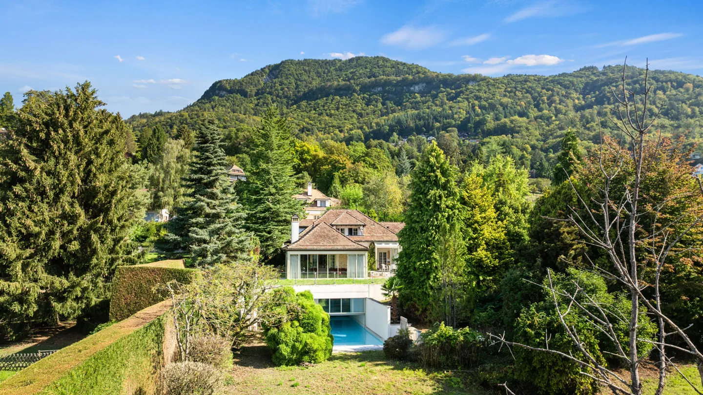 Propriété de charme à rénover, vue et piscine intérieure à St-Légier - Photo 3 sur 13