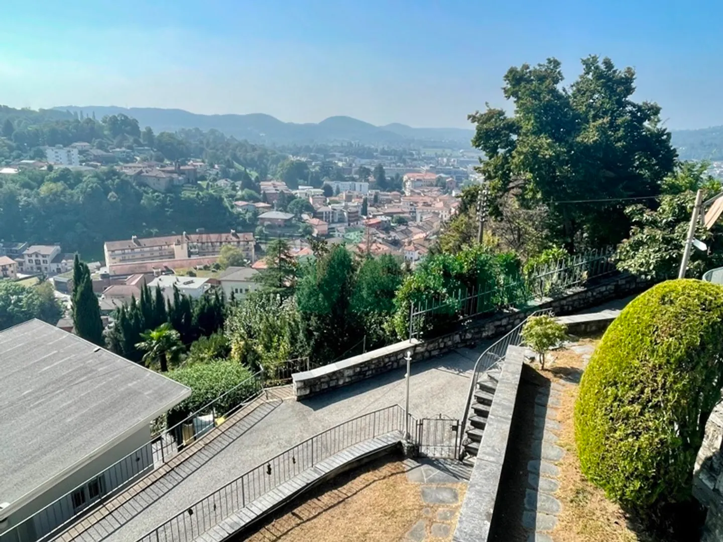 Spaziosa casa con 3 appartamenti (unibili) e con una magnifica vista - Foto 2 von 13