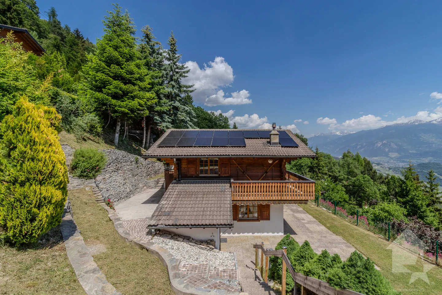 Charmant chalet jouissant d'une situation et d'une vue exceptionnelle - Photo 2 sur 13