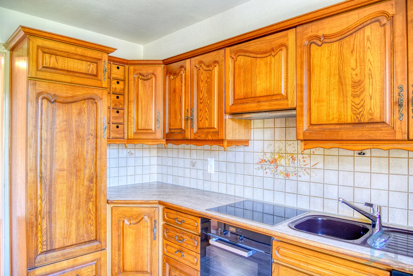 Zu vermieten Charmante 3 ½-Zimmer-Wohnung mit Balkon und Garage-Box - Foto 3 von 12