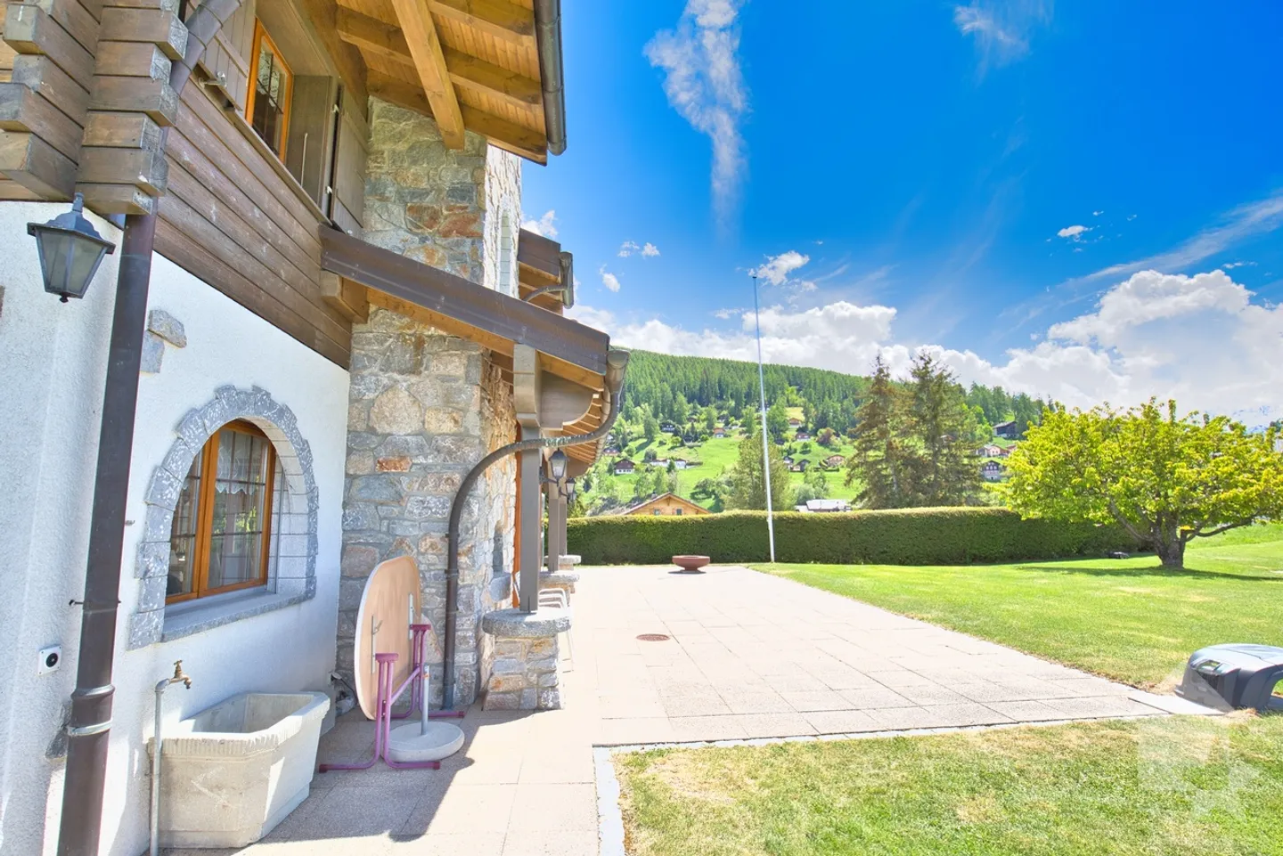 Chalet mit 2 Wohnungen auf einem großen Grundstück, außergewöhnliche Lage! - Foto 6 von 13